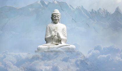 Imagem de buda meditando sobre algumas montanhas
